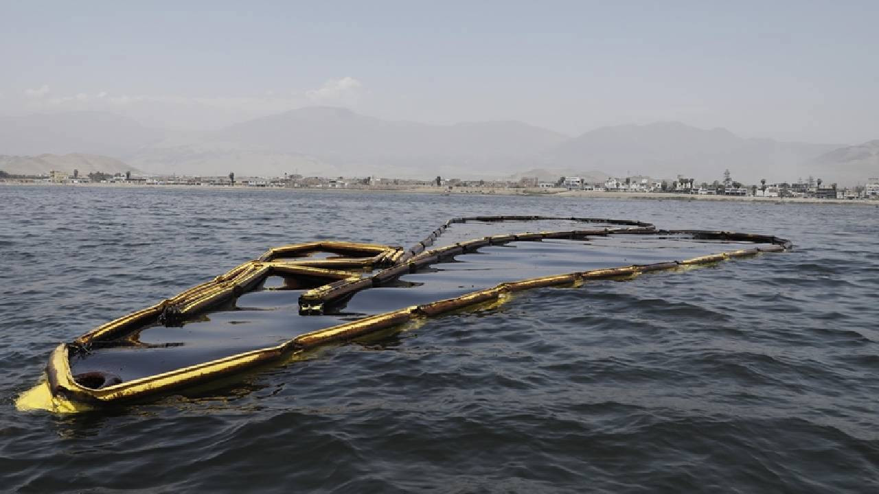 Rusya: Kerç'teki tanker kazalarında yaklaşık 2 bin 400 ton petrol denize sızdı