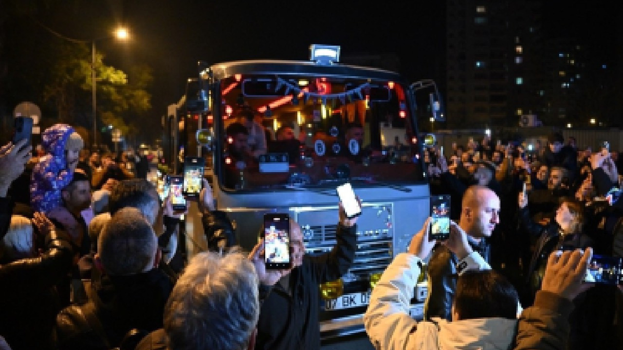 Ferdi Tayfur'un sevenleri hastane önünde toplandı: Hep birlikte "Hatıran Yeter" şarkısını söylediler