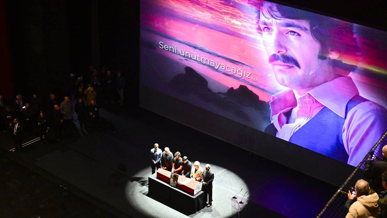 Ferdi Tayfur'a veda günü: Hayranları AKM'yi doldurdu, gözyaşlarıyla uğurlandı