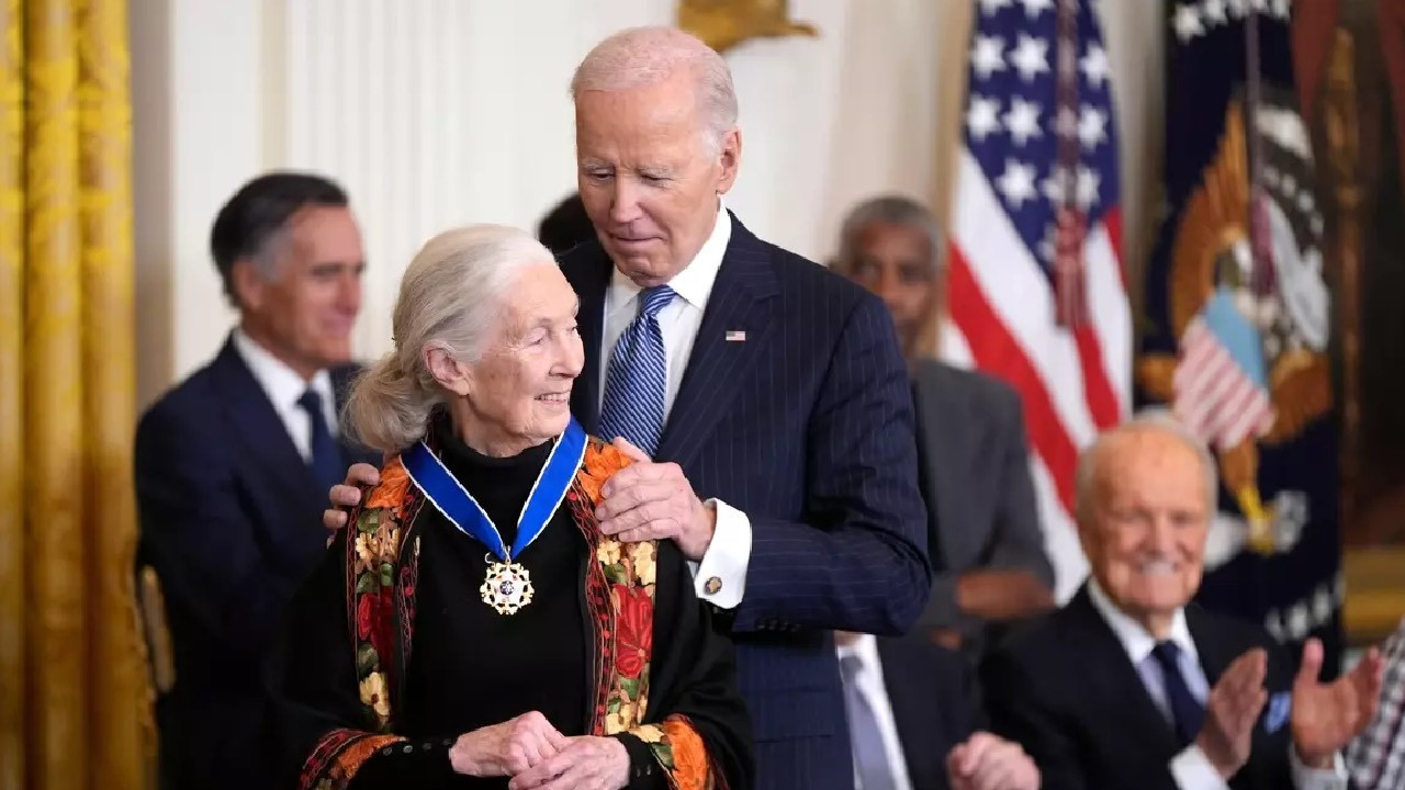 Joe Biden, 19 kişiye başkan olarak son madalyalarını taktı