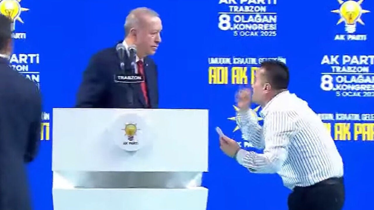 Erdoğan'a sarılmak için güvenliği böyle aştı! (Video)