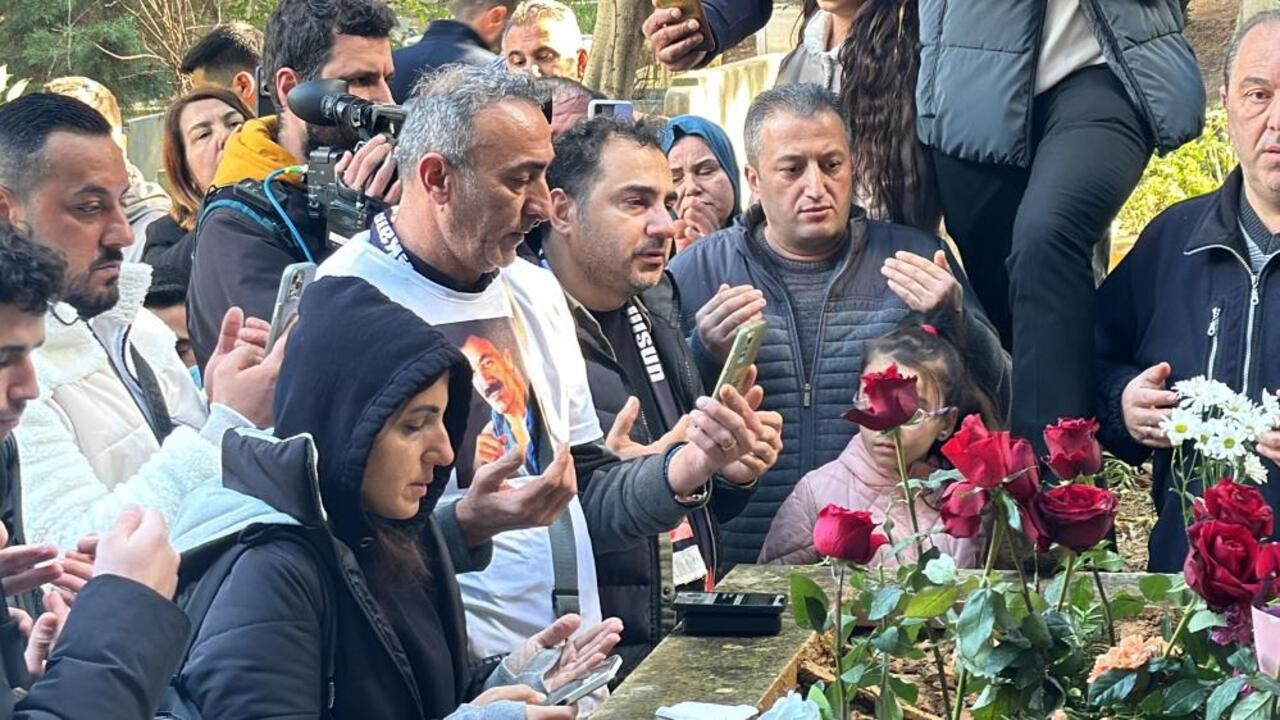 Ferdi Tayfur'un sevenleri kabrine akın etti: Duygu dolu anlar yaşandı