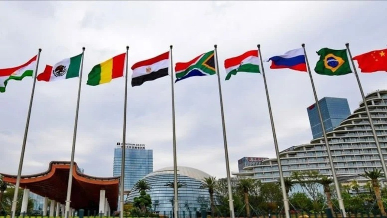 Kremlin: BRICS'in gündeminde ortak para birimi oluşturmak yok