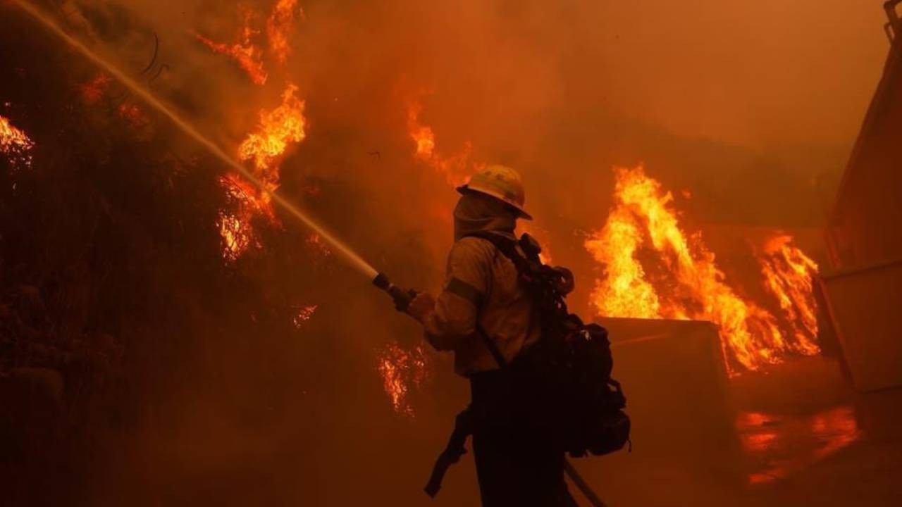 ABD’de California eyaletinde büyük yangın: Alevler yerleşim yerlerine sıçradı, 30 bin kişiye tahliye