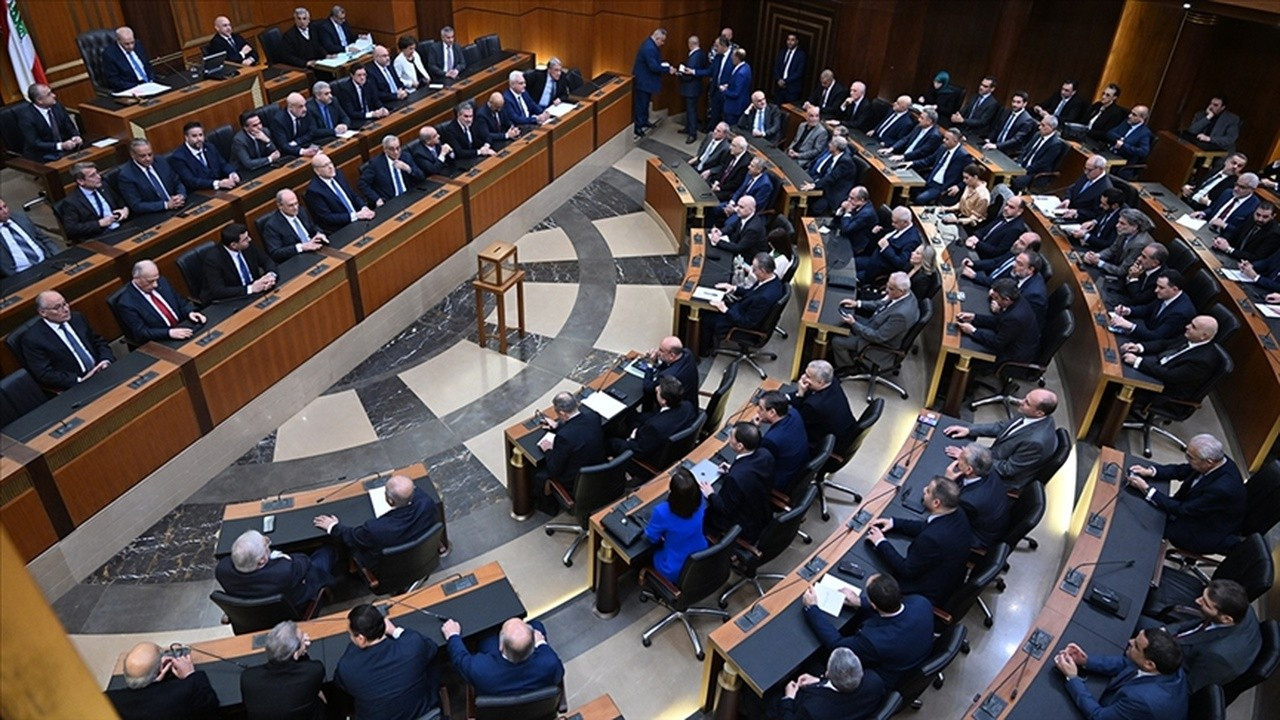 Lübnan Meclisi'nde 2 yılın ardından yapılan ilk oturumda yeni cumhurbaşkanı yine seçilemedi