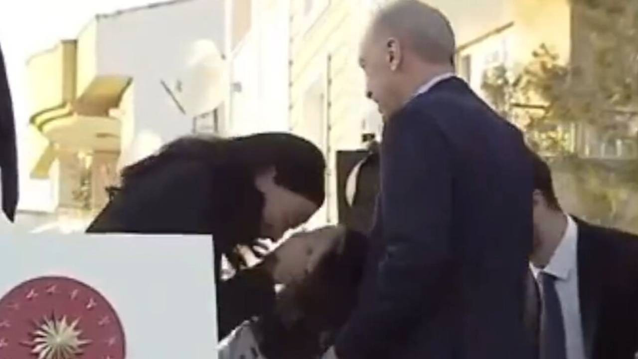 Gülümseten anlar: Cumhurbaşkanı Erdoğan'dan elini öpen milletvekiline 200 TL harçlık