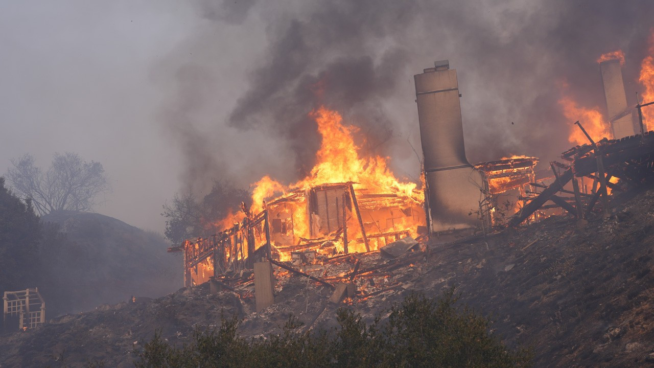 Los Angeles'taki yangınlarda ölü sayısı 16'ya yükseldi