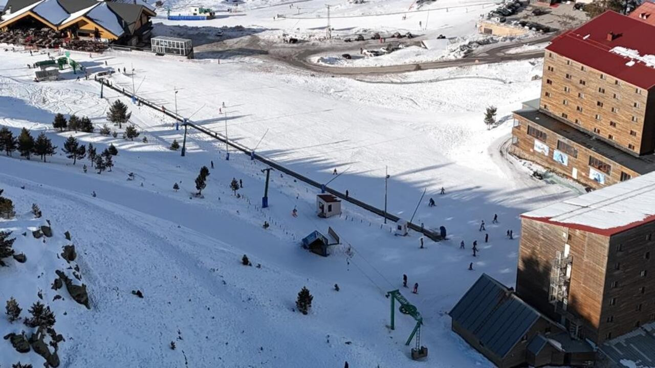 Bolu'da 66 kişinin hayatını kaybetmesine rağmen kayak keyfi devam etti