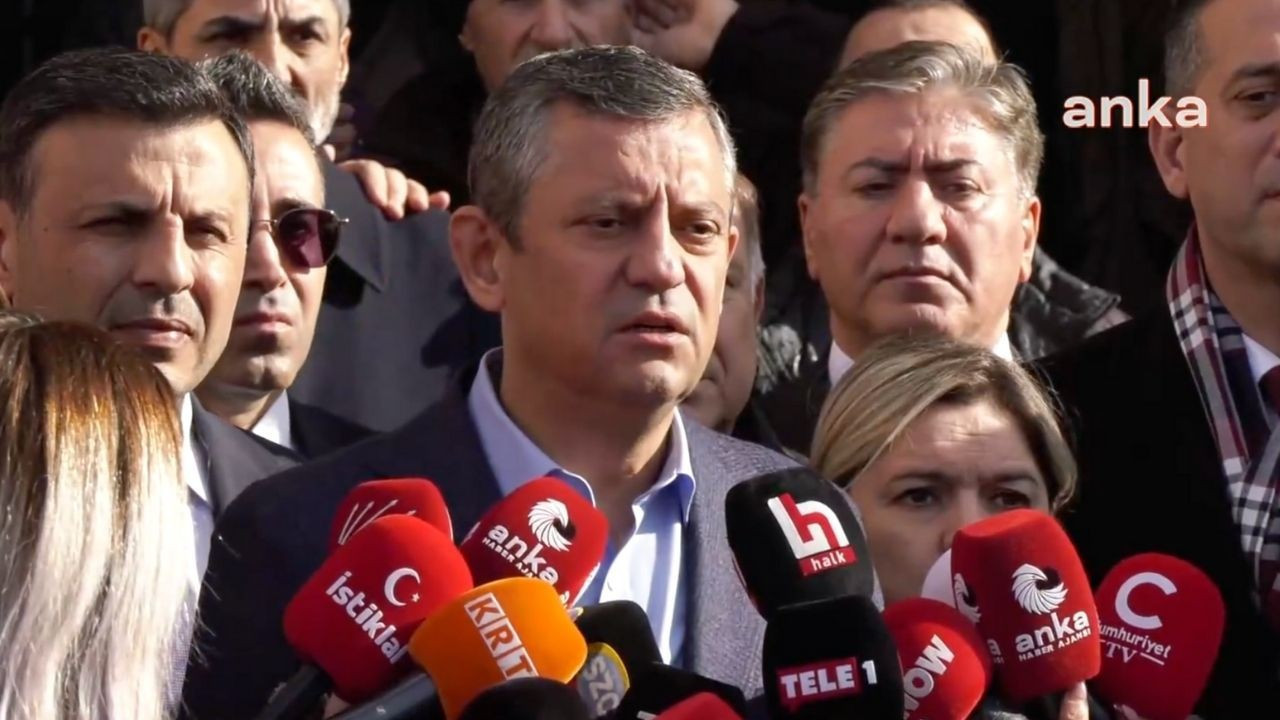 Özgür Özel’den Ümit Özdağ'a destek: Kötü niyetli siyasi operasyonu hukukçular eliyle işletiyorlar