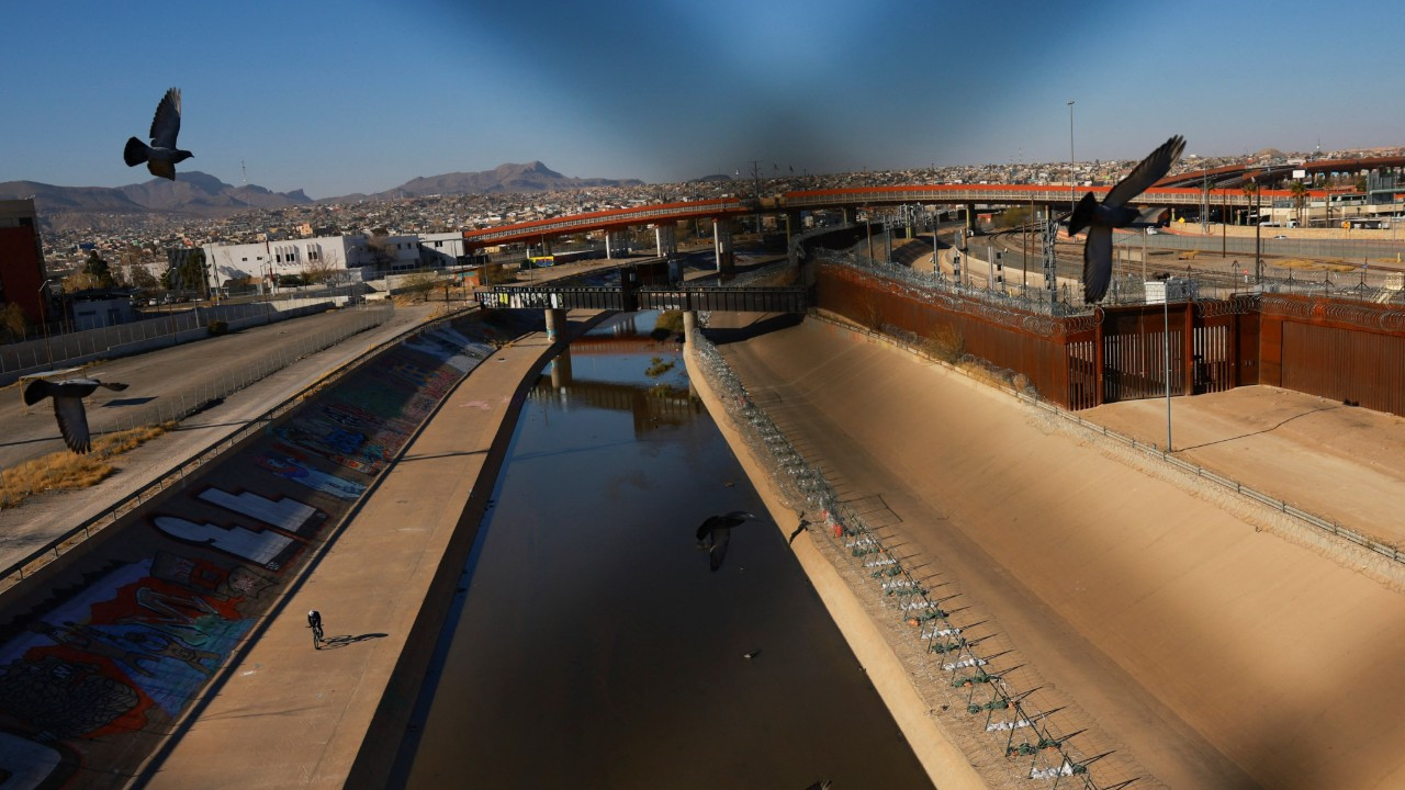 Trump yemin etti, Texas'taki sınır kapatıldı