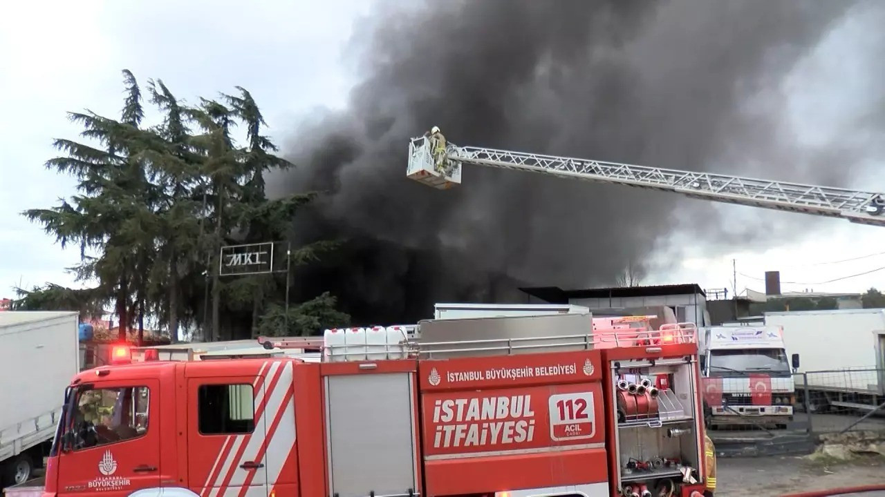 Maltepe'de polyester havuz deposunda yangın! Alevler tüm binayı sardı
