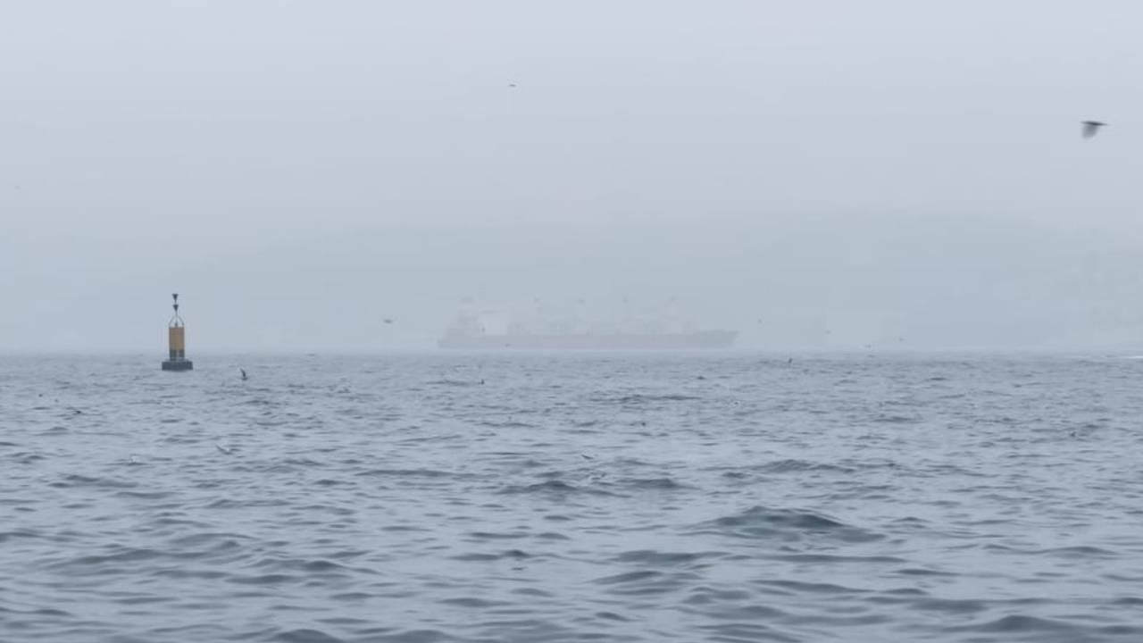 İstanbul Boğazı’nda sis: Boğaz'ın karşı yakası görünmez oldu