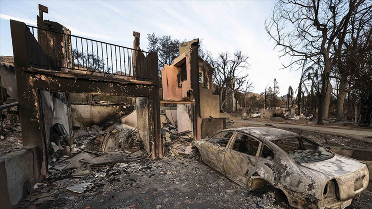 ABD'de yangınlarda evlerini kaybeden ev sahipleri Los Angeles şehir yönetimine dava açtı