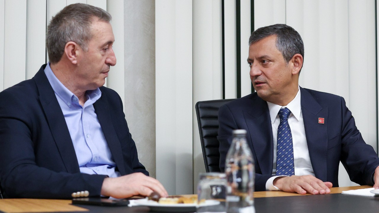 Özgür Özel ve Tuncer Bakırhan ile dört milletvekili hakkında hazırlanan fezleke Meclis’e sunuldu Özgür Özel ve Tuncer Bakırhan ile dört milletvekili hakkında hazırlanan fezleke Meclis’e sunuldu