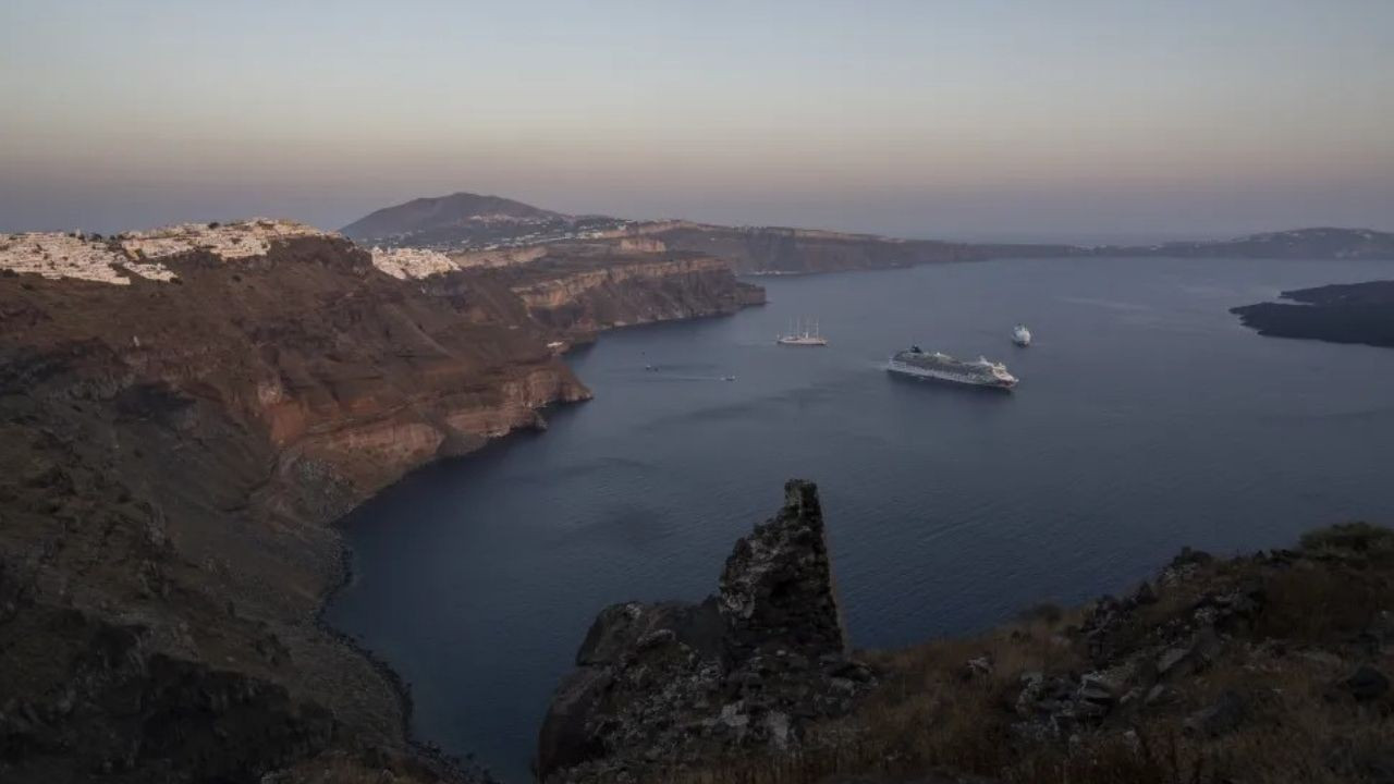 Ege’deki depremler Santorini Adası'nda toprak kaymalarını tetikledi