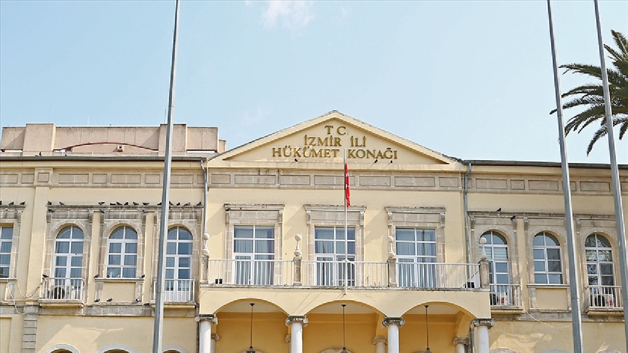 Ege Denizi'nde peş peşe depremler! Valilikten açıklama geldi