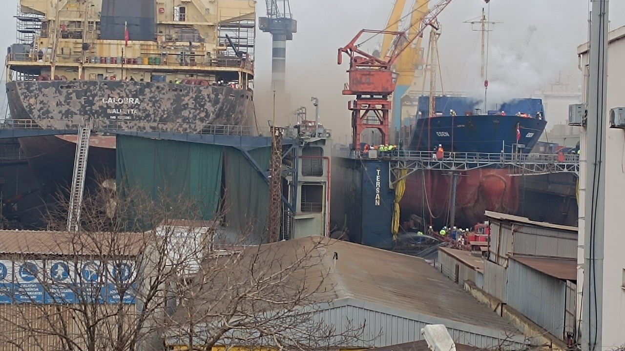 Tuzla Tersanesi’nde bulunan bir gemide yangın çıktı