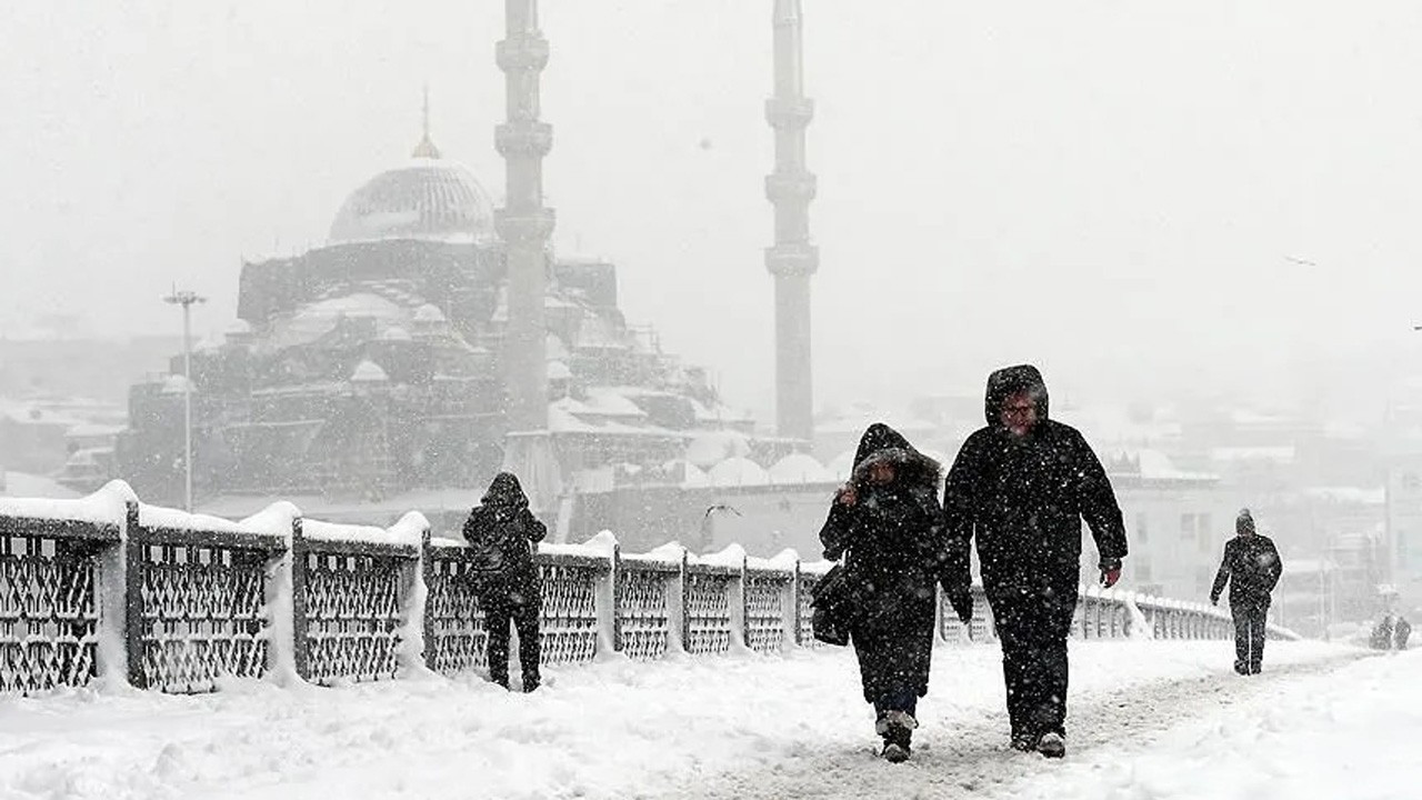 İstanbul’da kar alarmı: 500’den fazla uçuş iptal edildi