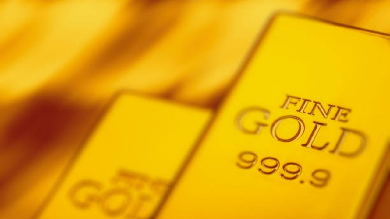 Altın, doların gücü ve yükselen ABD Hazine kâğıdı getirileriyle düştü