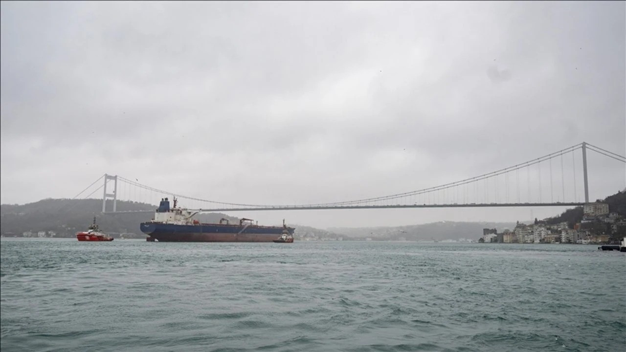 İstanbul Boğazı'nda gemi trafiği çift yönlü olarak kapatıldı