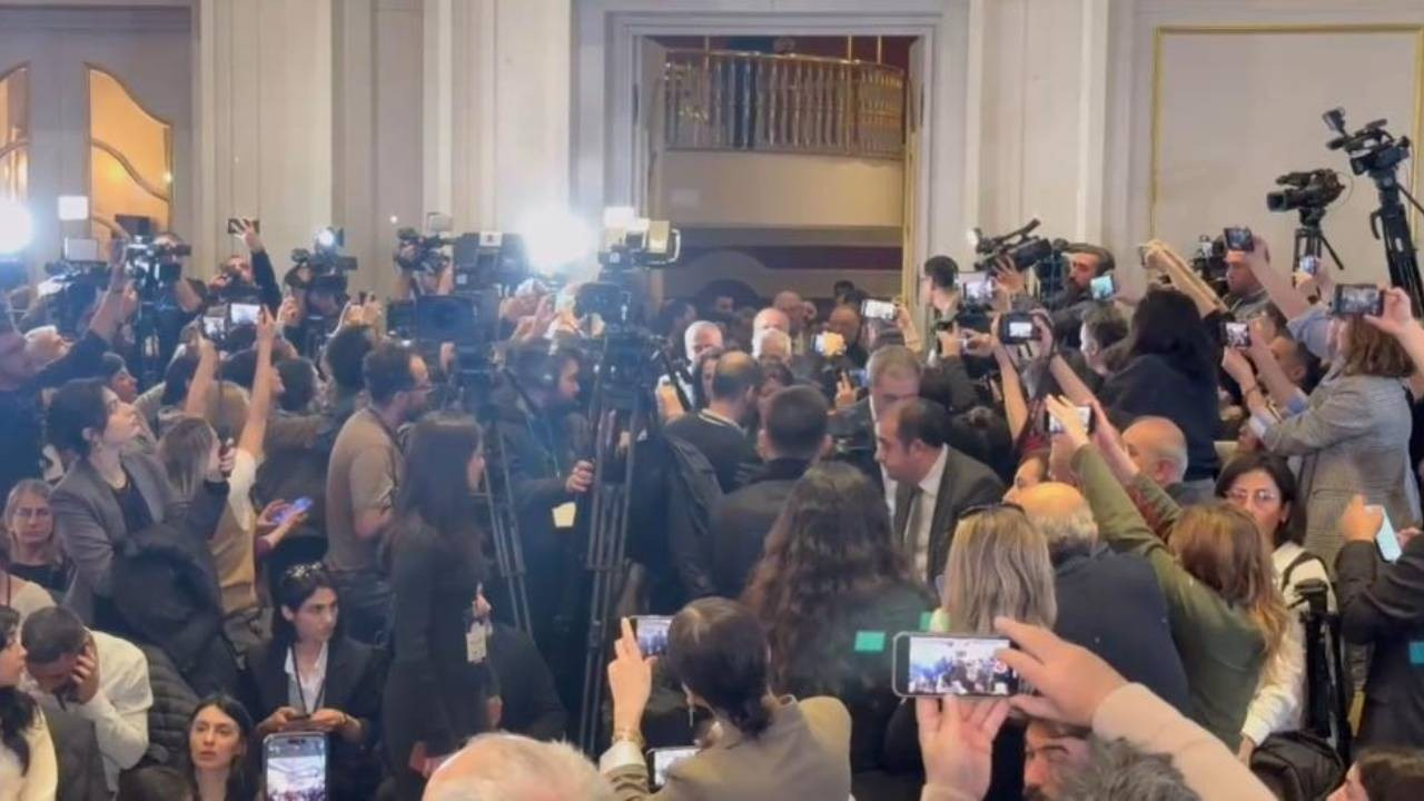 DEM Parti İmralı heyetinin basın açıklamasına yerli ve yabancı basından yoğun ilgi