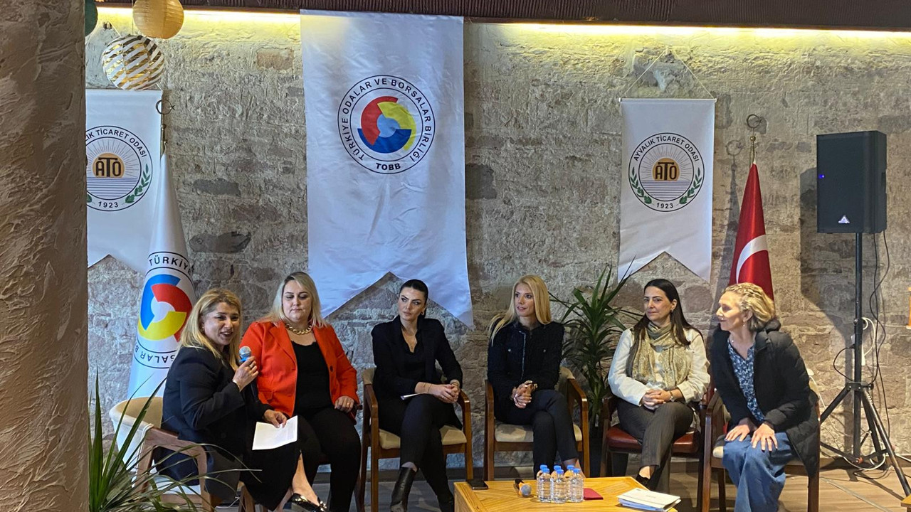 Ayvalıklı iş kadınları panelde bir araya geldi