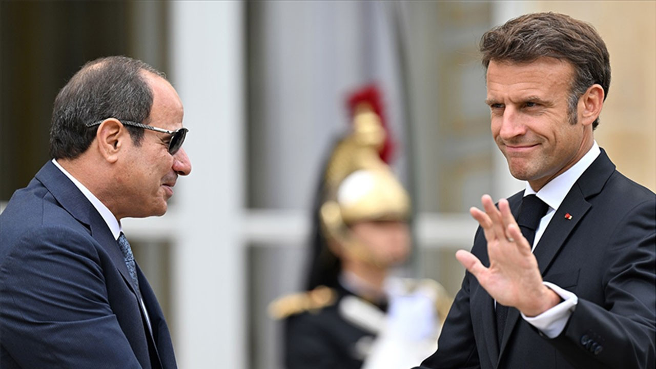 Fransa Cumhurbaşkanı Macron, Gazze gündemli üçlü zirve için Mısır’a gitti