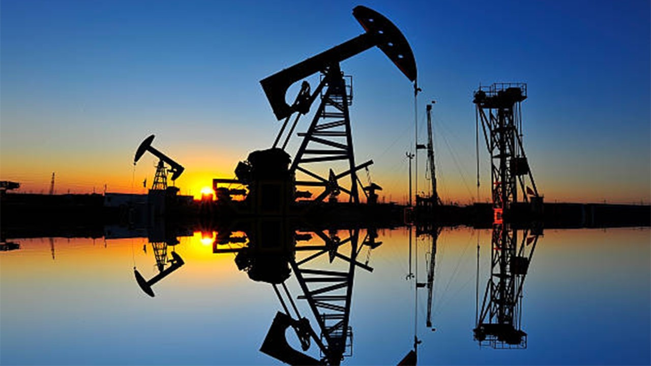 Petrolde soğuk rüzgarlar: Rusya, fiyat tahminlerini aşağı çekti