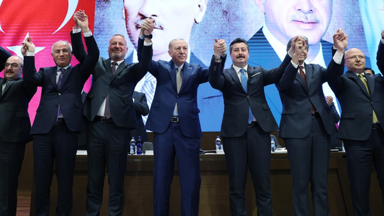 Karacabey ve Yenişehir belediye başkanları AK Parti’ye geçti