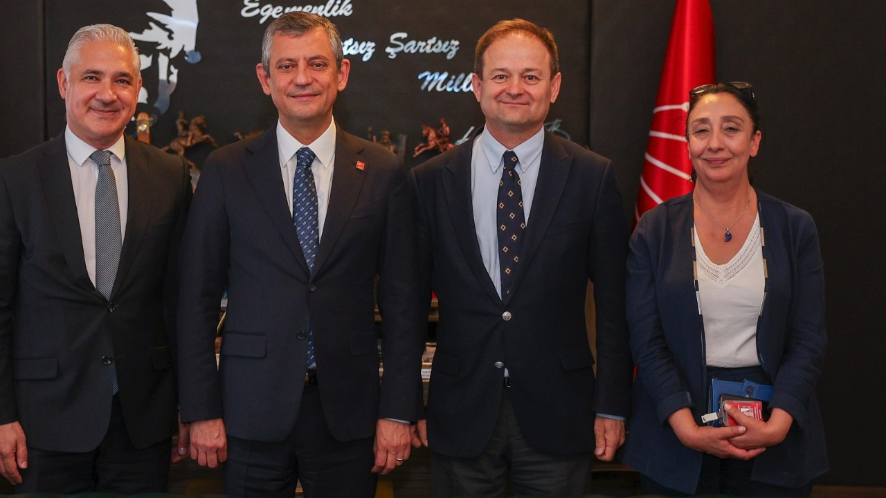 Parlamento Muhabirleri Derneği'nden Özgür Özel'e geçmiş olsun ziyareti