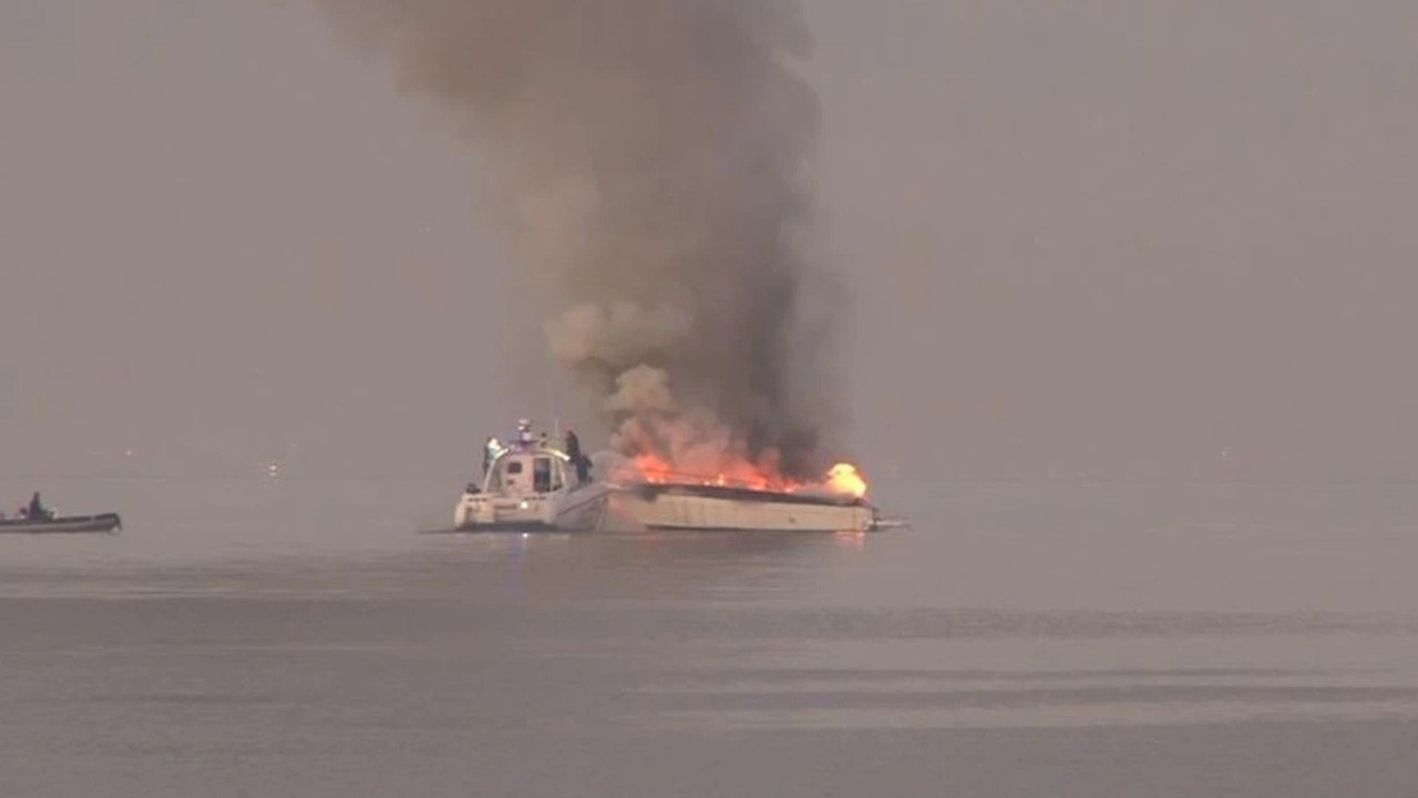 Tuzla'da sabah saatlerinde tekneler alev alev yandı!