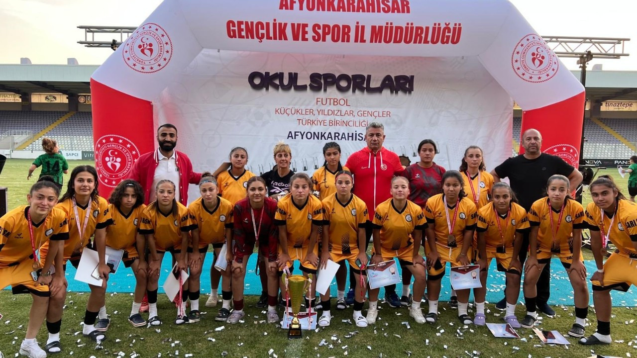 Adil Sani Konukoğlu Spor Lisesi Kadın ve Erkek Futbol Takımları'ndan Türkiye derecesi