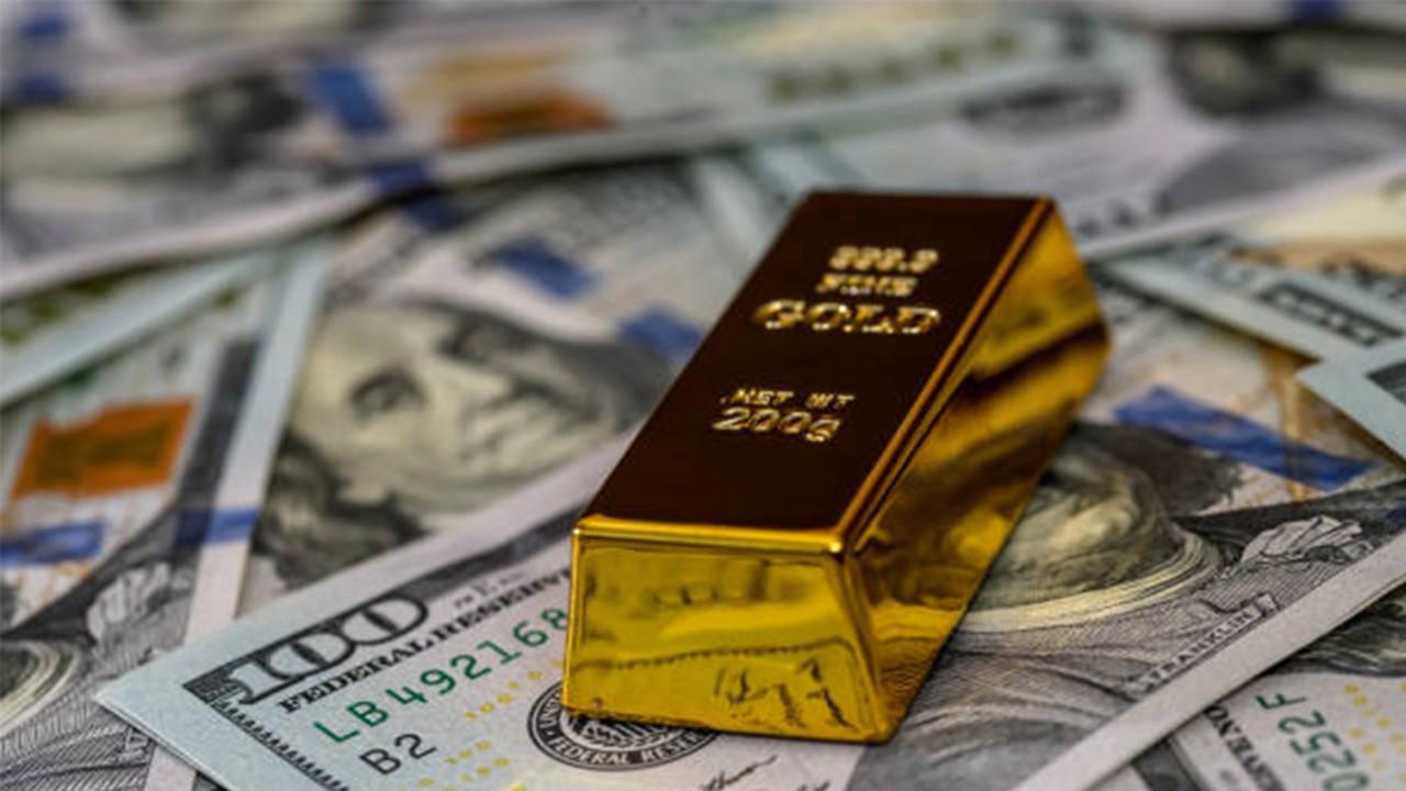 Altın dolarda güçlenmeyle geriledi