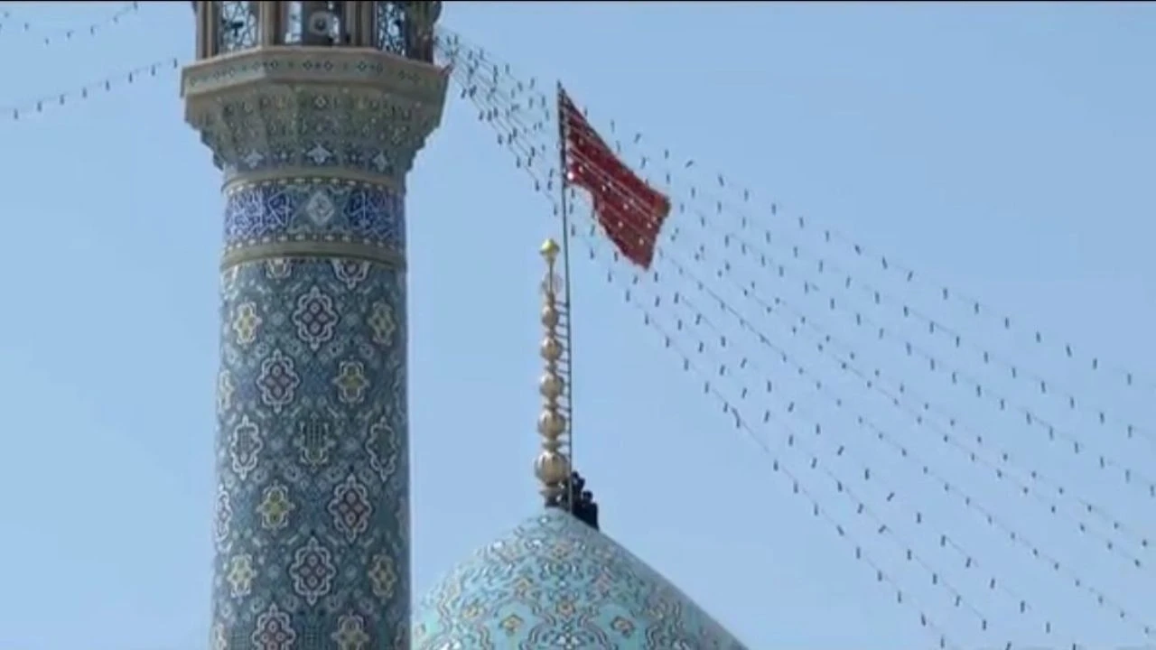 İran’da cami kubbesine "intikam bayrağı" çekildi