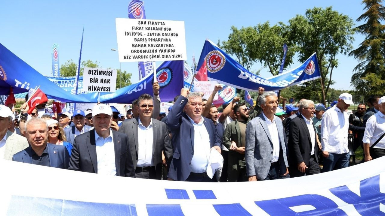 İşçiler sokakta: TÜRK-İŞ zam için Hazine ve Maliye Bakanlığı’na yürüdü