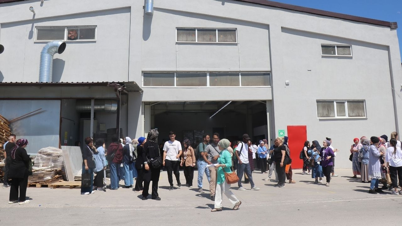 Depremin ardından fabrika tavanı çöktü: 3 kişi yaralandı