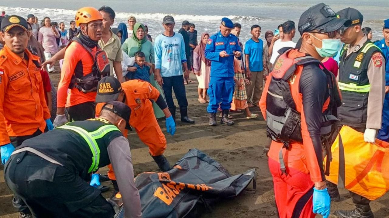 Bali adası açıklarında feribot battı! 4 kişi öldü, 32 kişi aranıyor