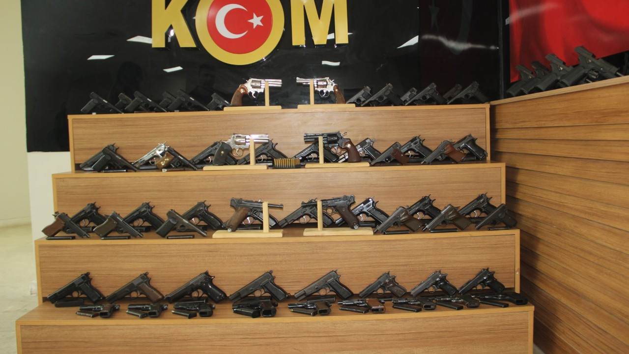 Durdurulan araçtan İkinci Dünya Savaşı'nda kullanılan silahlar çıktı