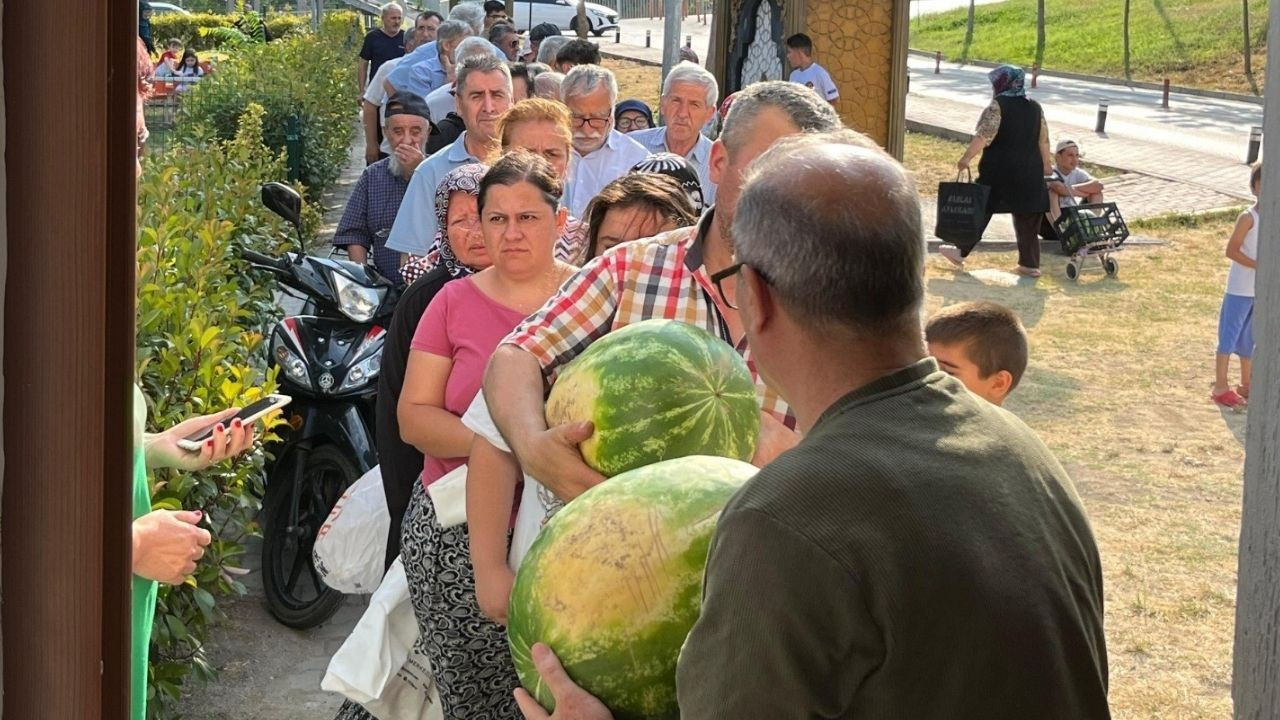 Duyan almak için koştu! Fiyata öfkelendiler, 50 ton karpuzu ücretsiz dağıttılar