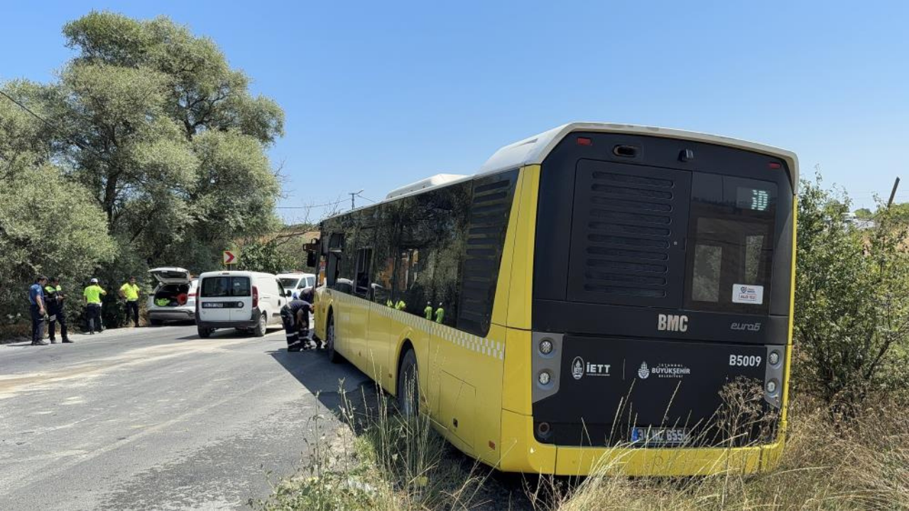 Arnavutköy'de İETT otobüsü ve otomobil çarpıştı: Sürücü hayatını kaybetti