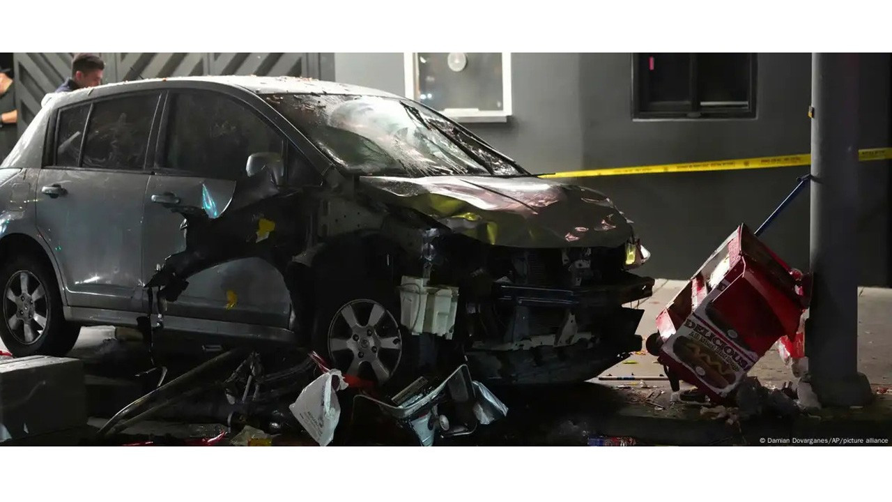 Aracı ile kalabalığın arasına dalmıştı: Los Angeles saldırganı gözaltına alındı Aracı ile kalabalığın arasına dalmıştı: Los Angeles saldırganı gözaltına alındı