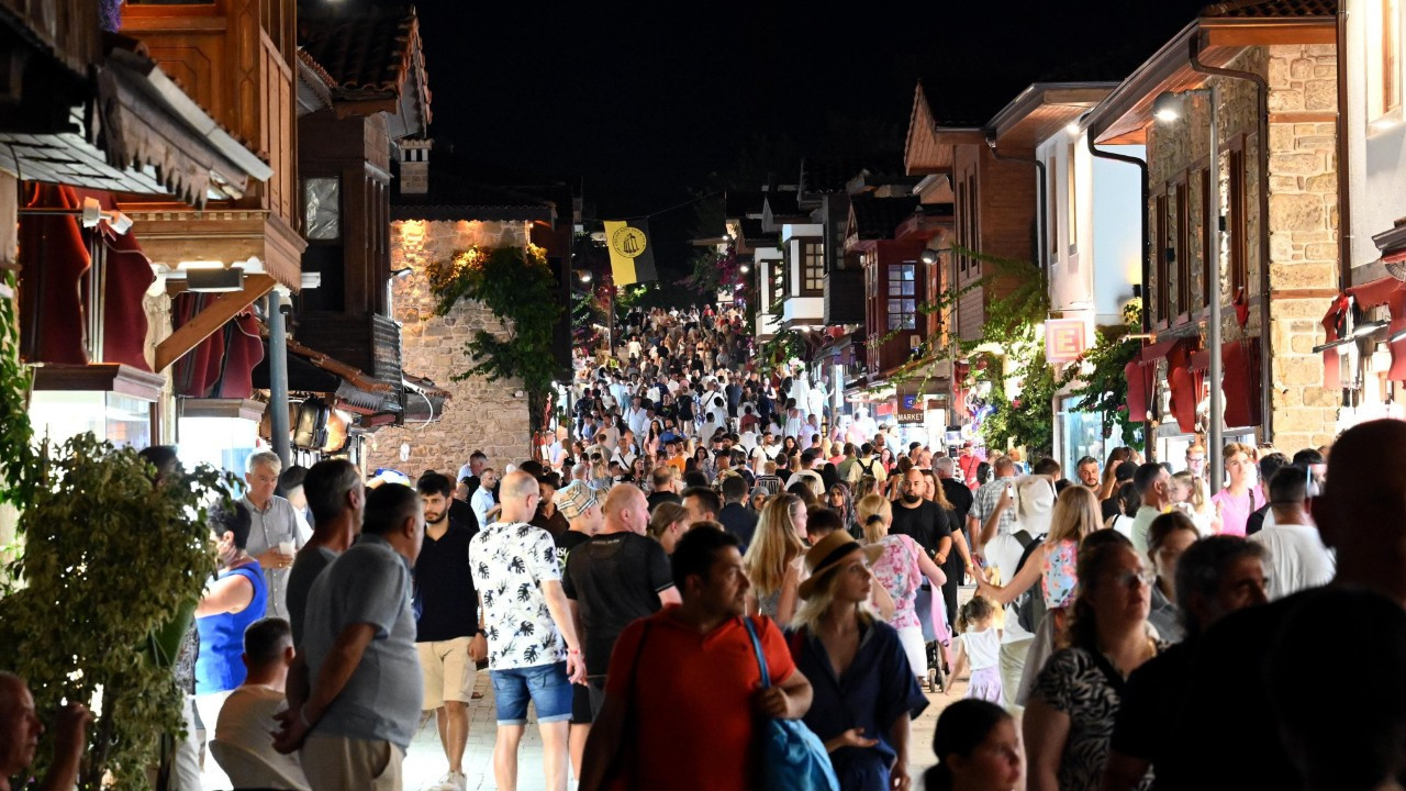 Bakan Ersoy açıkladı: Antalya turizminde temmuz ayı rekoru kırıldı Bakan Ersoy açıkladı: Antalya turizminde temmuz ayı rekoru kırıldı