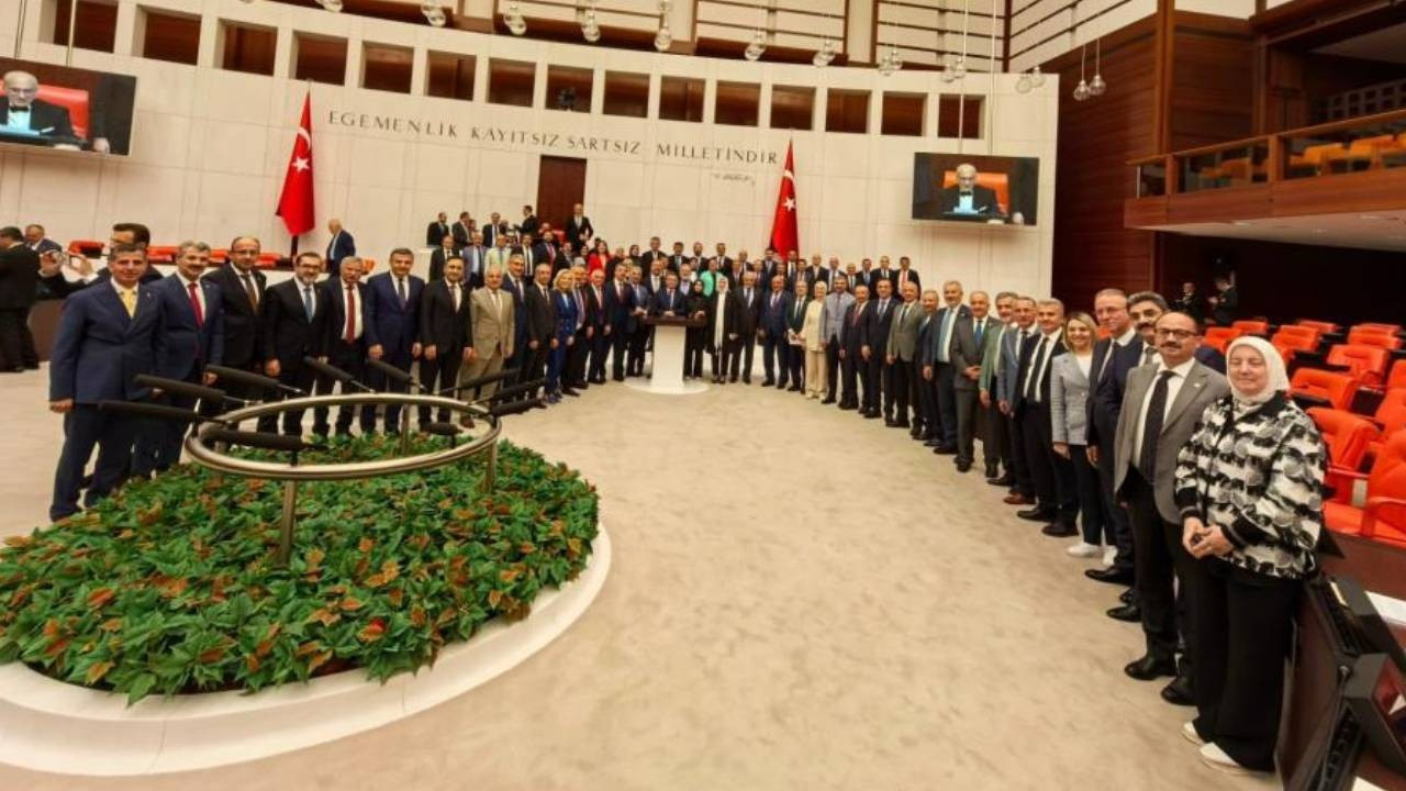Meclis tatile girdi, milletvekilleri fotoğraf çektirdi