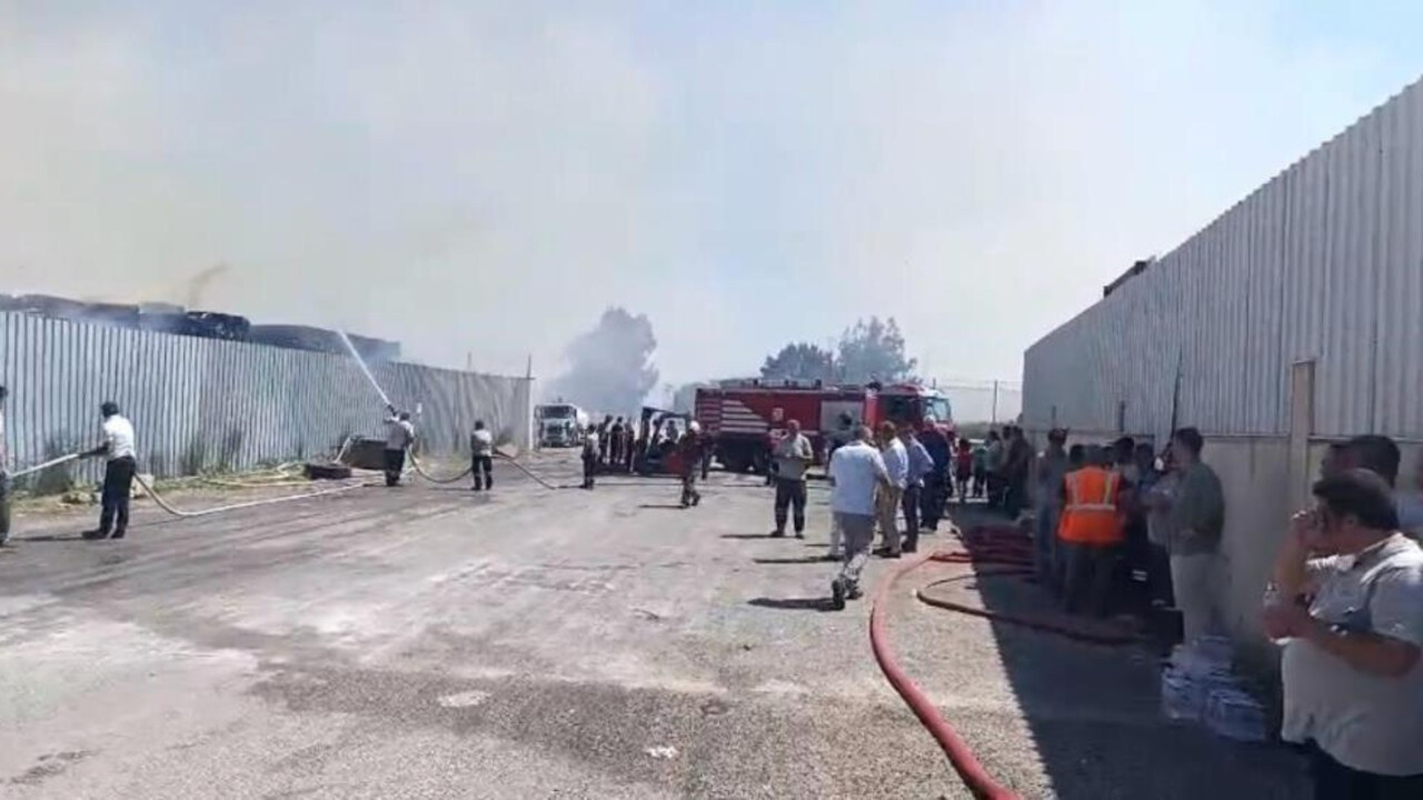 Torbalı’da kağıt fabrikasındaki yangın! Ekiplerin müdahalesi sürüyor Torbalı’da kağıt fabrikasındaki yangın! Ekiplerin müdahalesi sürüyor