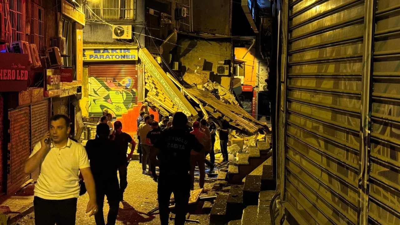 İstanbul Beyoğlu’nda patlama sonrası bina çöktü İstanbul Beyoğlu’nda patlama sonrası bina çöktü