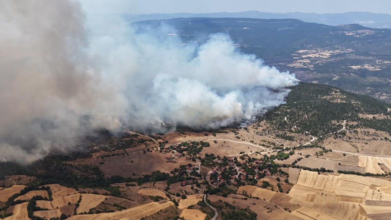 Karabük'te orman yangını yerleşim yerlerine doğru ilerliyor