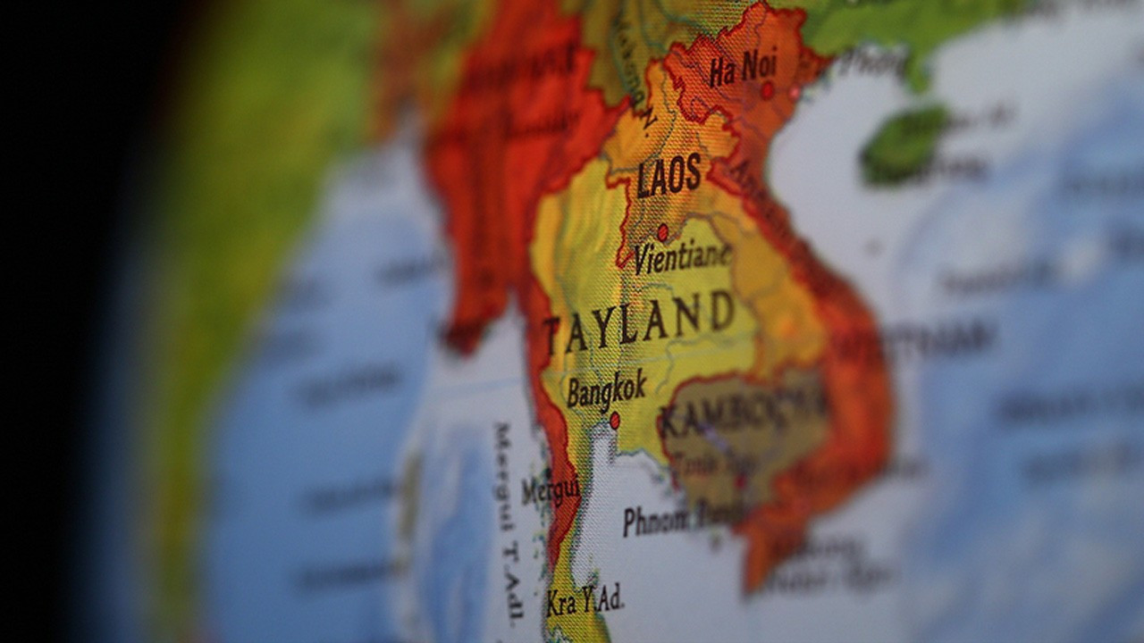 Tayland'da trenin üzerine inşaat vinci düştü: 22 kişi öldü, en az 30 kişi yaralandı