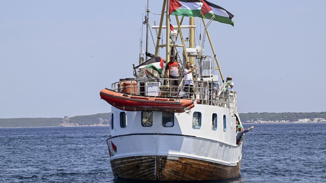 Son dakika: İsrail askeri Hanzala gemisine müdahale etti Son dakika: İsrail askeri Hanzala gemisine müdahale etti
