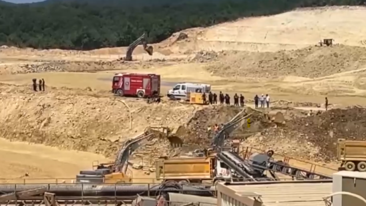 Çatalca'da kum ocağında göçük: Bir işçi balçık içinde kaldı