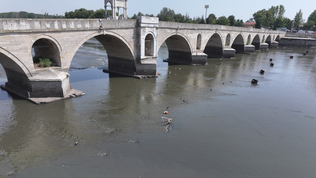 Meriç Nehri'nde su seviyesi düştü, tarihi ahşap köprünün ayakları ortaya çıktı